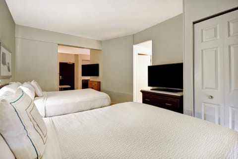 Premium bedding, in-room safe, desk, laptop workspace