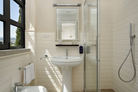 Deluxe Room | Bathroom | Combined shower/tub, designer toiletries, hair dryer, bathrobes