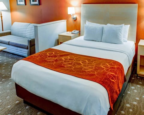 Suite, 1 Queen Bed, Non Smoking | In-room safe, desk, blackout drapes, iron/ironing board