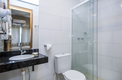 Standard casal + 1 solteiro | Bathroom | Shower, towels