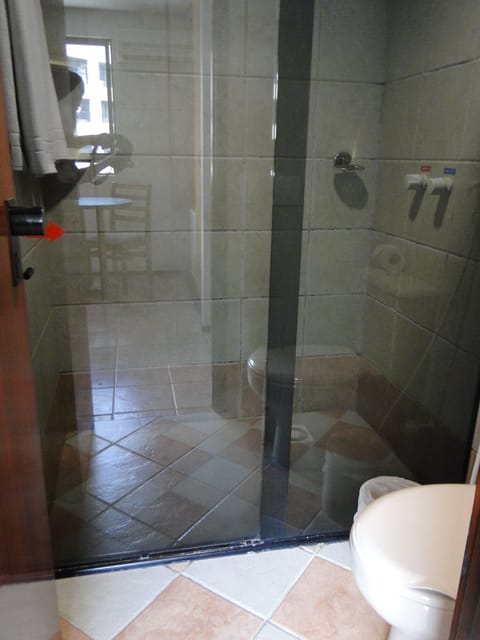 Suíte Família Super Luxo | Bathroom | Shower, free toiletries, hair dryer, towels