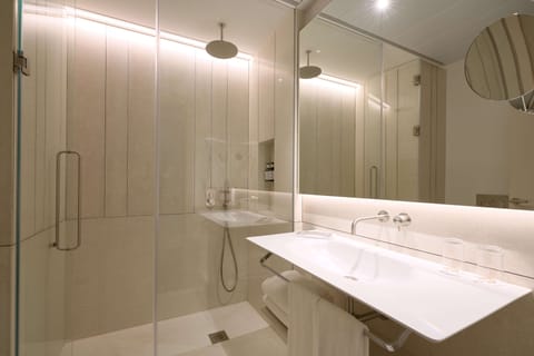 Standard Room | Bathroom | Bathtub, free toiletries, hair dryer, towels