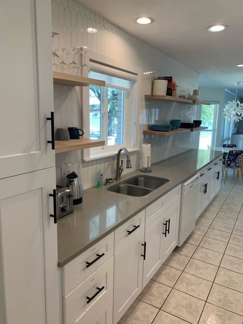 Kitchen - lots of counter space for prepping