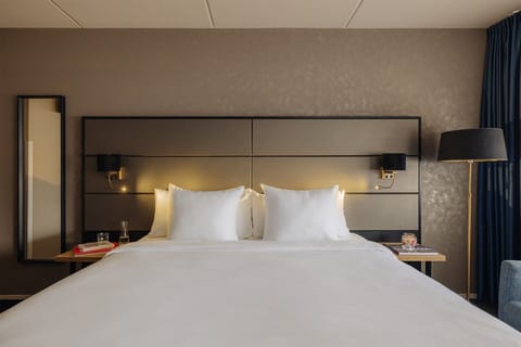 Executive Room | Premium bedding, in-room safe, desk, laptop workspace