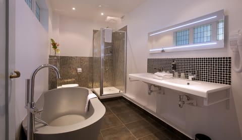 Junior Suite (Family) | Bathroom | Free toiletries, hair dryer, towels