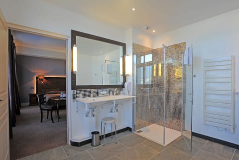 Family Junior Suite  | Bathroom | Free toiletries, hair dryer, towels