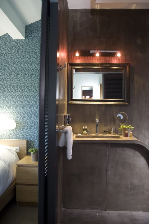 Superior Double Room | Bathroom | Separate tub and shower, free toiletries, hair dryer, towels