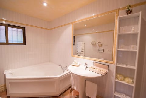 Prestige Room | Bathroom | Free toiletries, hair dryer, towels, soap