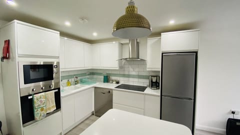 Executive Duplex | Private kitchen | Full-size fridge, microwave, oven, dishwasher