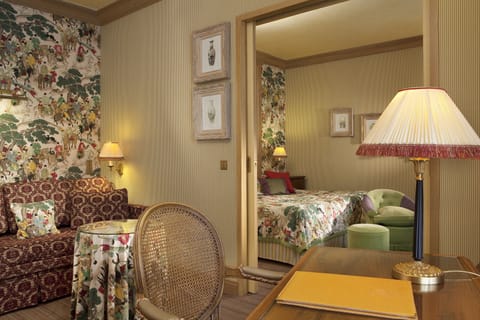 1 Bedroom Suite | Minibar, in-room safe, individually decorated, desk