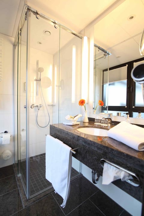 Comfort Room, 1 Double Bed | Bathroom | Shower, designer toiletries, hair dryer, bathrobes