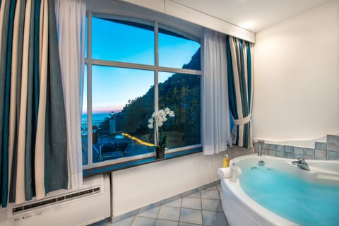 Executive Room, Jetted Tub, Sea View | Private spa tub