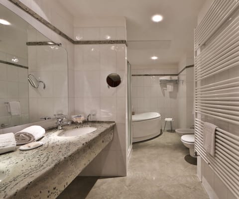 Executive Suite, 1 Queen Bed, Jetted Tub | Minibar, in-room safe, desk, blackout drapes