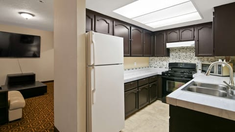 Executive Suite, 1 King Bed, Non Smoking | Private kitchenette | Fridge, microwave, coffee/tea maker