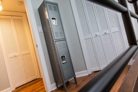 Bedroom 2 w/ 2 Twins