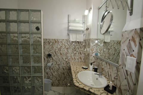 Grand Suite | Bathroom | Shower, free toiletries, hair dryer, towels