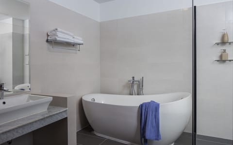 Junior Suite With Balcony | Bathroom | Separate tub and shower, free toiletries, hair dryer, bathrobes