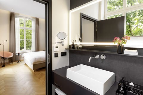 Chambre Lumière | Bathroom | Shower, rainfall showerhead, designer toiletries, hair dryer