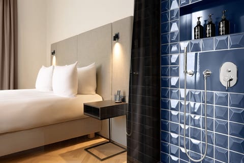 Chambre Cosy Corner | Bathroom | Shower, rainfall showerhead, designer toiletries, hair dryer