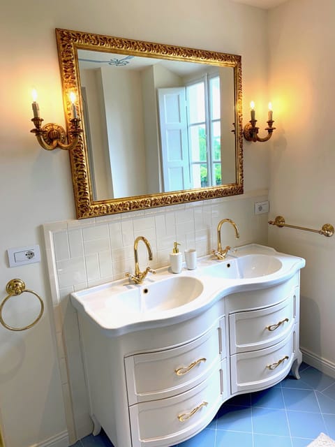 Royal Suite, 1 King Bed, Pool View | Bathroom | Shower, rainfall showerhead, eco-friendly toiletries, hair dryer