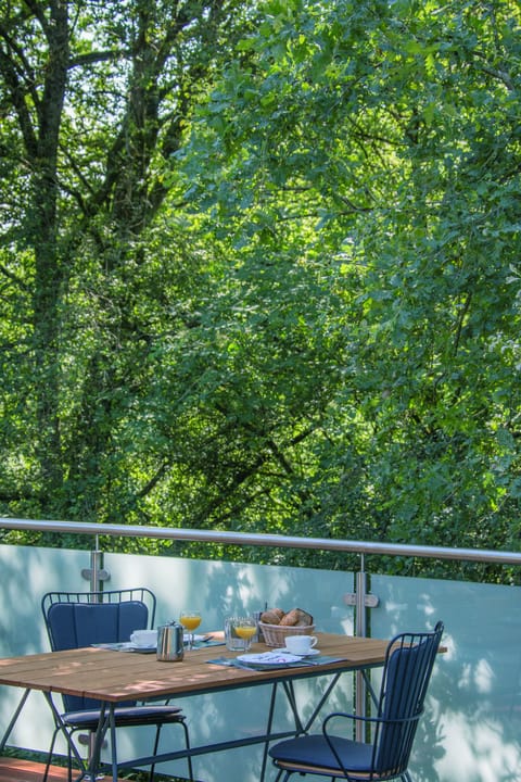 Daily continental breakfast (EUR 21.00 per person)