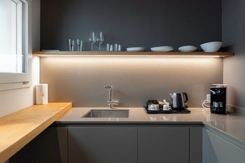 Deluxe Apartment (Pozzobon) | Private kitchen | Fridge, electric kettle