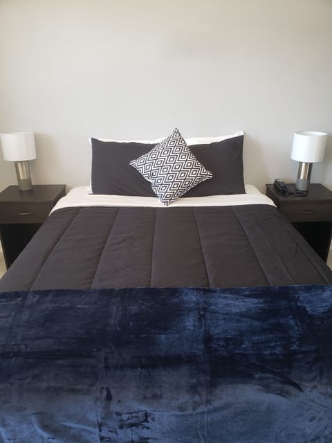 Single Room, 1 Queen Bed | Laptop workspace, iron/ironing board, free WiFi, bed sheets