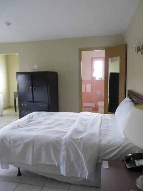 Triple Room, Multiple Beds | Laptop workspace, iron/ironing board, free WiFi, bed sheets