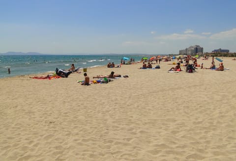 Beach nearby, white sand, beach bar