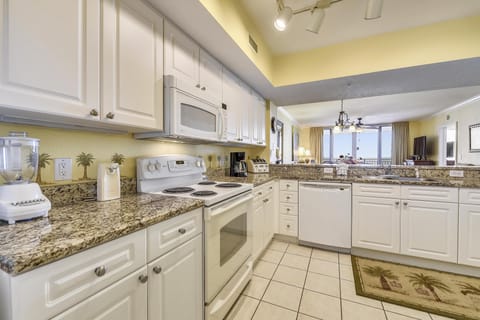 Condo, 2 Bedrooms, Balcony, Ocean View (636) | Private kitchen | Coffee/tea maker, dining tables