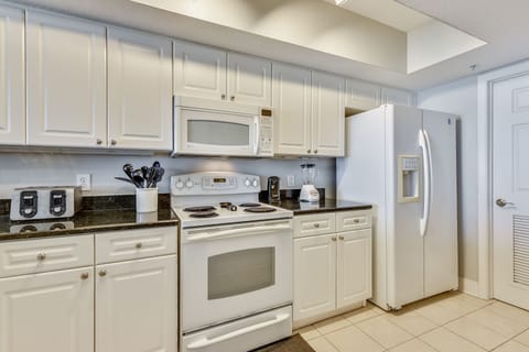 Condo, 2 Bedrooms, Balcony, Ocean View (525) | Private kitchen | Coffee/tea maker, dining tables