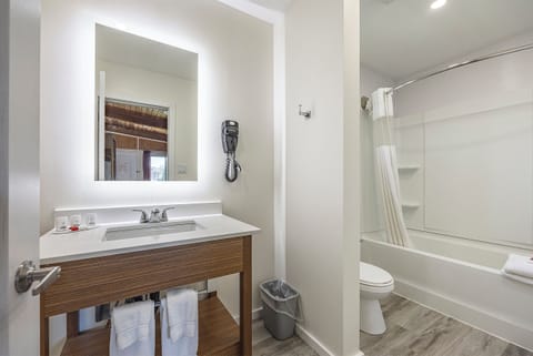 Combined shower/tub, deep soaking tub, free toiletries, hair dryer