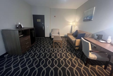 Suite, 1 King Bed, Non Smoking | In-room safe, individually decorated, individually furnished, desk