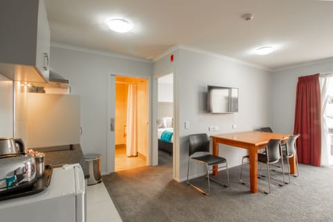 One Bedroom ACCESSIBLE Apt. for up to 3 – Ground Floor | Desk, soundproofing, iron/ironing board, free WiFi