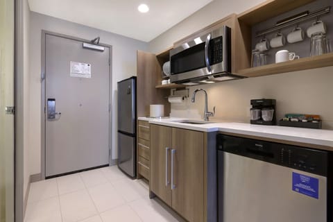 Full-size fridge, microwave, dishwasher, coffee/tea maker