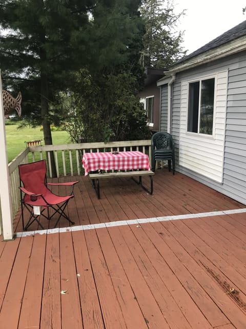 Two tier deck with picnic table
