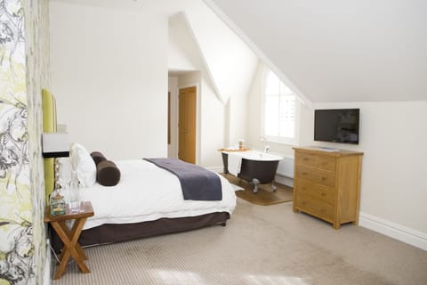 Master Double Room  | Premium bedding, pillowtop beds, in-room safe, individually decorated