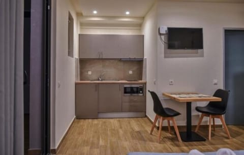 Superior Studio (Semi-basement) | Private kitchen | Mini-fridge, stovetop, coffee/tea maker, electric kettle