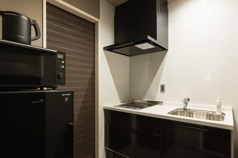 Royal D Non-Smoking | Private kitchen | Fridge, microwave, stovetop, cookware/dishes/utensils