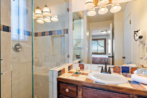3-Bedroom Condominium | Bathroom | Combined shower/tub, free toiletries, hair dryer, towels