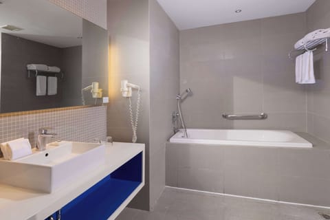 Junior Suite | Bathroom | Eco-friendly toiletries, hair dryer, bidet, towels
