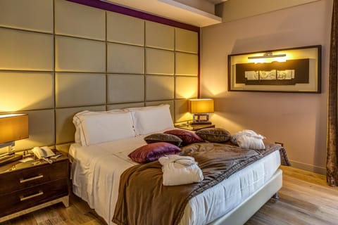 Royal Suite, 1 Queen Bed, Non Smoking, Balcony | Minibar, in-room safe, desk, soundproofing