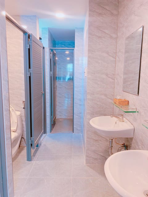 Superior Triple Room | Bathroom | Rainfall showerhead, hair dryer, slippers, towels