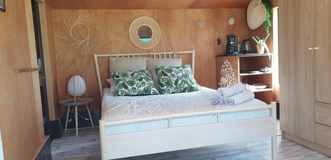 Honeymoon Room, 1 Bedroom, Hot Tub, Garden View | Premium bedding, free WiFi, bed sheets