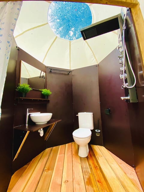 Deluxe Suite, 1 Bedroom, Hot Tub, Garden View | Bathroom | Shower, towels, soap