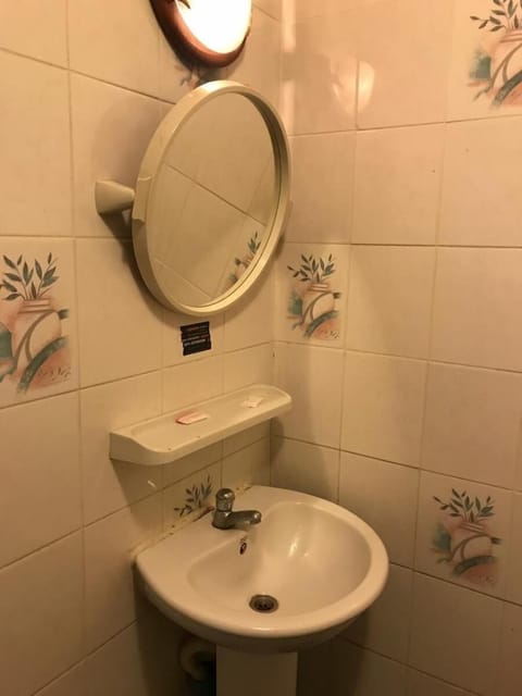 Budget Double Room | Bathroom | Shower, free toiletries, towels