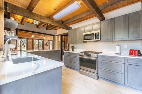 House (5 Bedrooms) | Exterior