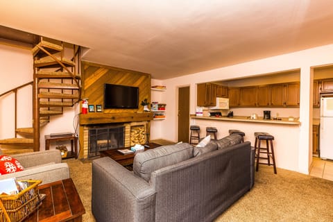 Condo, 3 Bedrooms | Living room