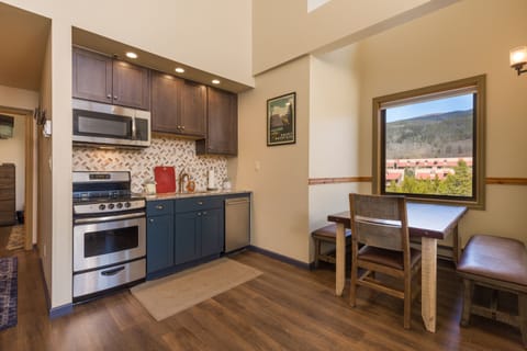 Apartment (2 Bedrooms) | Private kitchen | Microwave, oven, cookware/dishes/utensils, paper towels