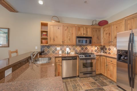 Townhome, 4 Bedrooms | Private kitchen | Oven, cookware/dishes/utensils